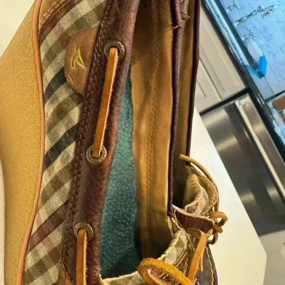 Sperry topsiders leather women’s. Wedge heel with plaid detail Sz 8.5